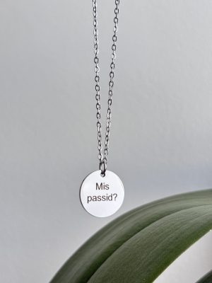 Sõnumiga kaelakee ''Mis passid?''